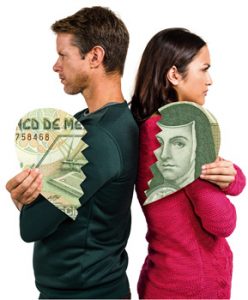 Pareja revisa sus finanzas de matrimonio