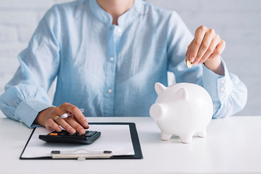 Mujer calcula sus ahorros