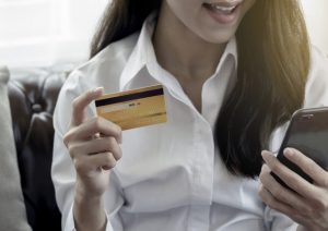 Mujer usa su tarjeta de crédito