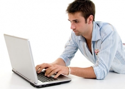 hombre escribiendo en laptop