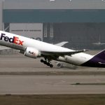 avión de mensajería despegando