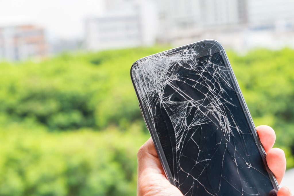 Smartphone con pantalla rota