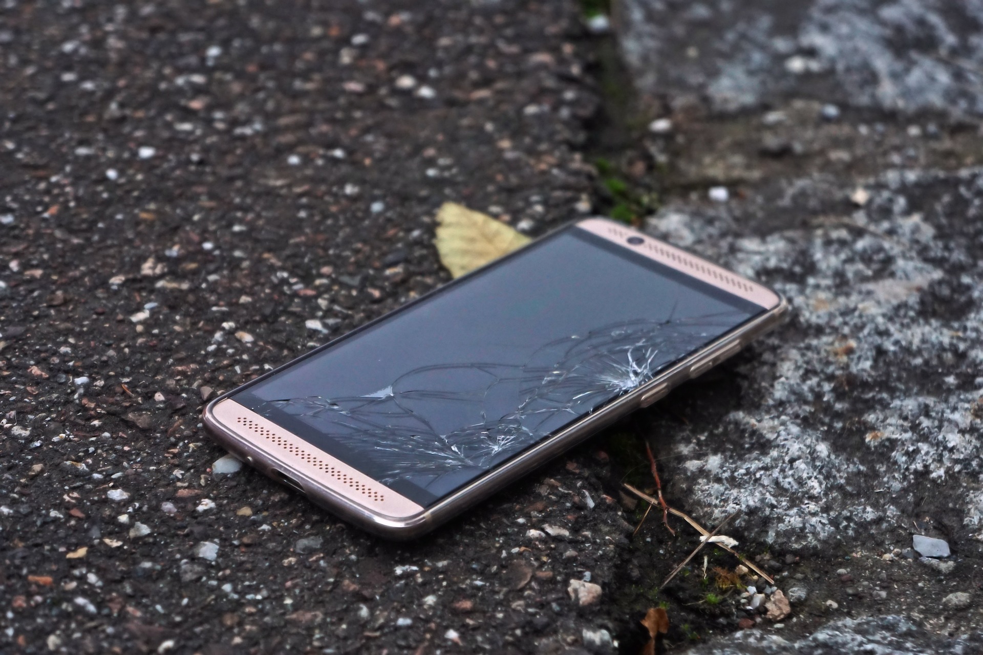 Smartphone roto tirado en el piso