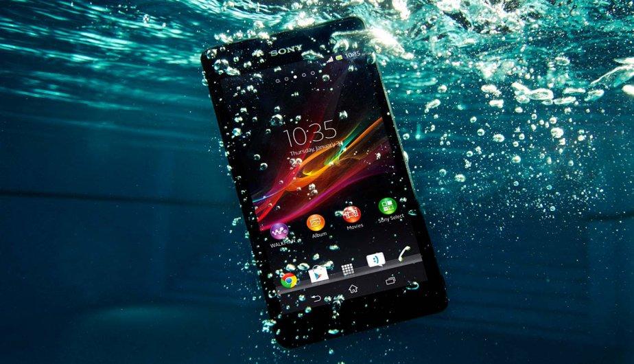 celular sumergido en el agua 