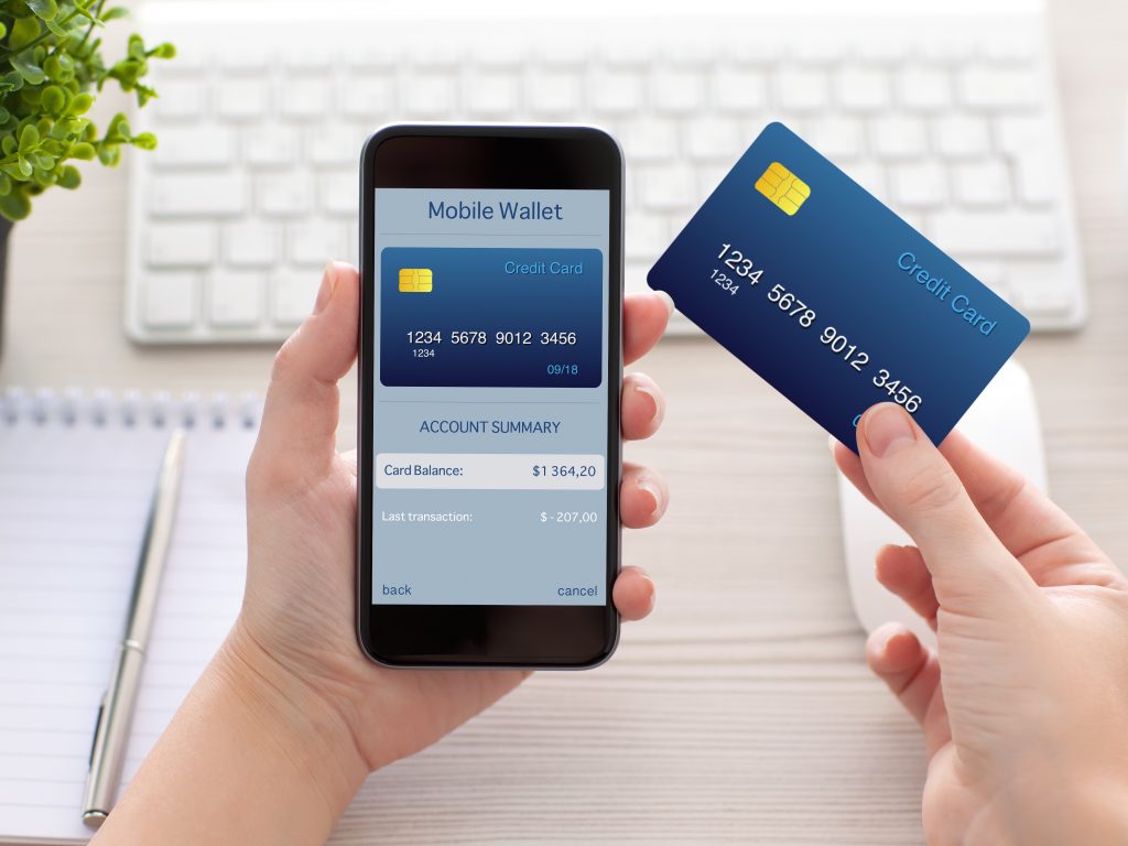 Persona usando tarjeta de debito