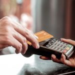 Persona usando tarjeta de debito en linea