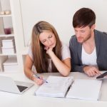 Pareja ahorrando dinero en una cuenta de banco