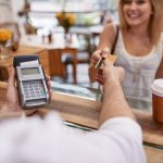 Persona pagando con tarjeta de débito