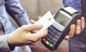 Persona usando tarjeta de debito en linea
