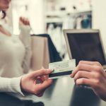 Persona usando tarjeta de debito