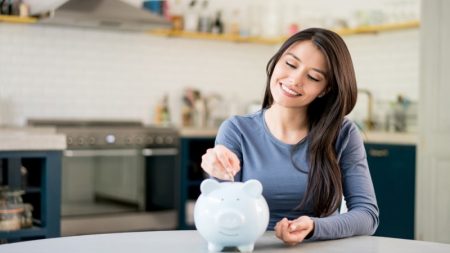 Mujer a punto de elegir cuenta de ahorro