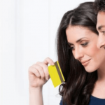 Pareja revisando consejos para usar tarjeta de crédito