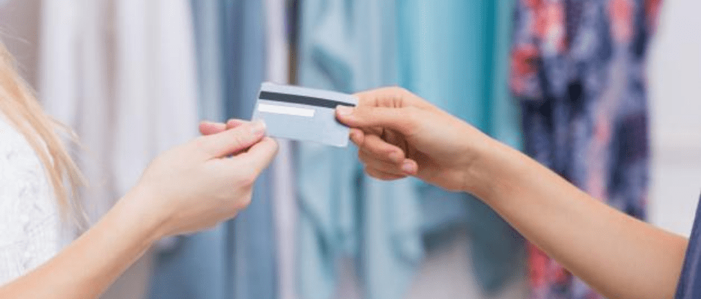 Mujer entregando tarjeta de crédito 