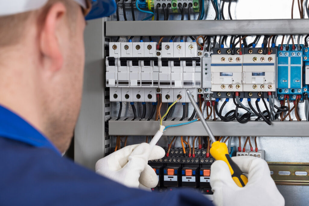 Principios de un regulador de voltaje industrial